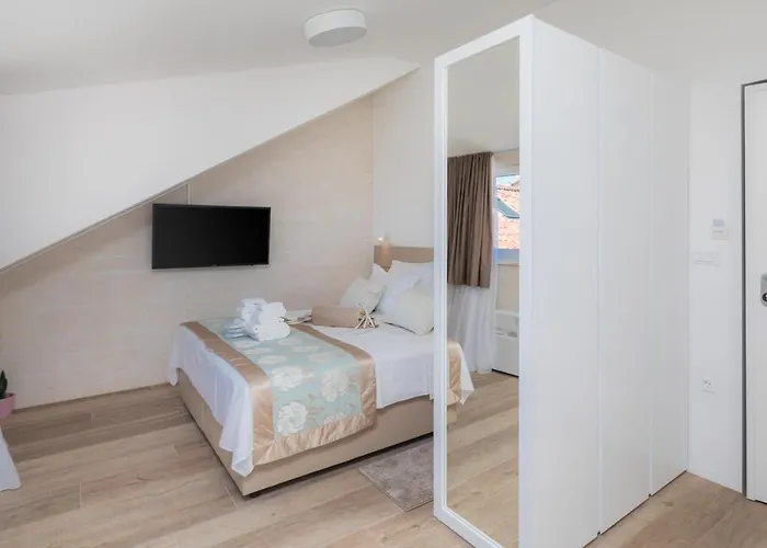 לינה וארוחת בוקר Mediterra 4*